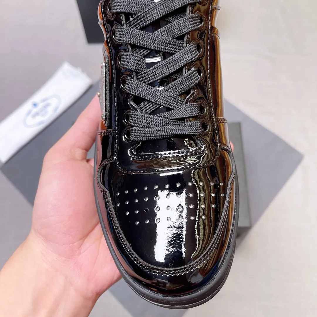 P380 Prada Prada's new men's leather sneakers, the highest version on the market, any comparison is welcome🆚! The original leather has excellent texture and is super high-end! Fetal sheep net lining imported from Italy, removable pad! Luxurious materials and fine workmanship, highly recommended! Code number 38-45 No. 058